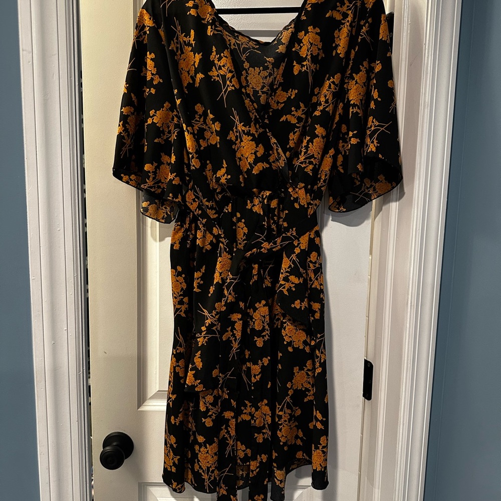 Black and Gold Knee-Length Wrap Sundress with Flutter Sleeves